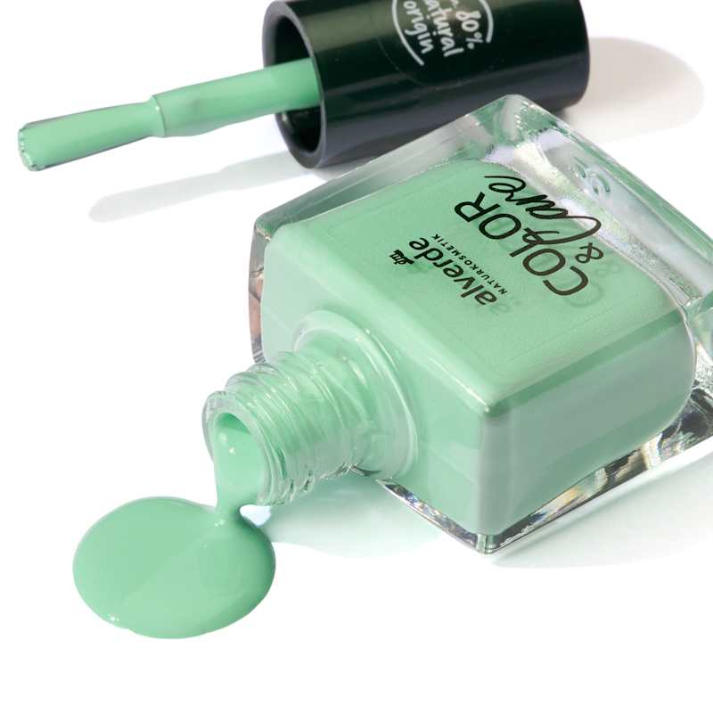 alverde NATURKOSMETIK Vernis à ongles Color & Care 250 Delicate Mint, 10 ml